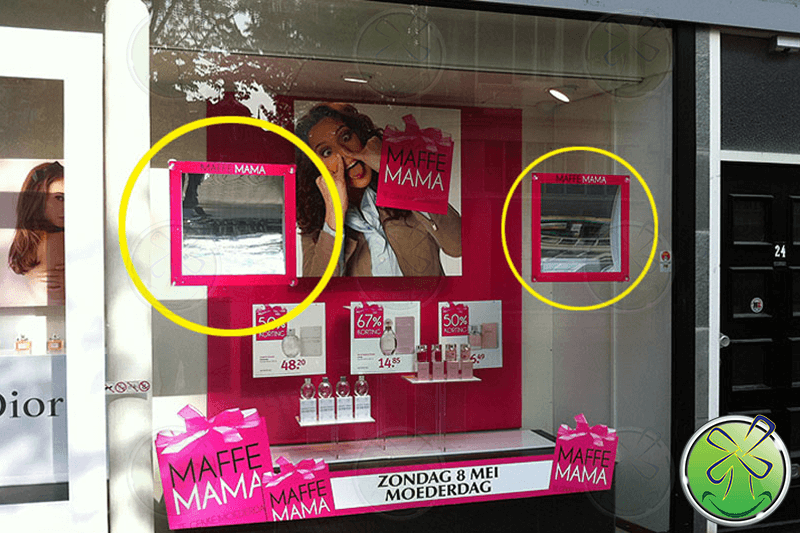 Actie voor moederdag met lachspiegels in 2011.