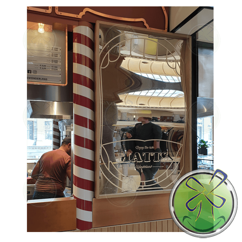 Een exclusieve in eiken uitgevoerde lachspiegel in het Magna Plaza te Amsterdam.