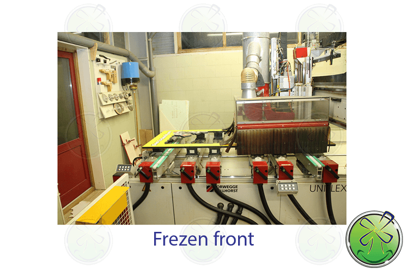 Maatwerk lachspiegels voor Intertoys, het frezen van de frontlijsten.