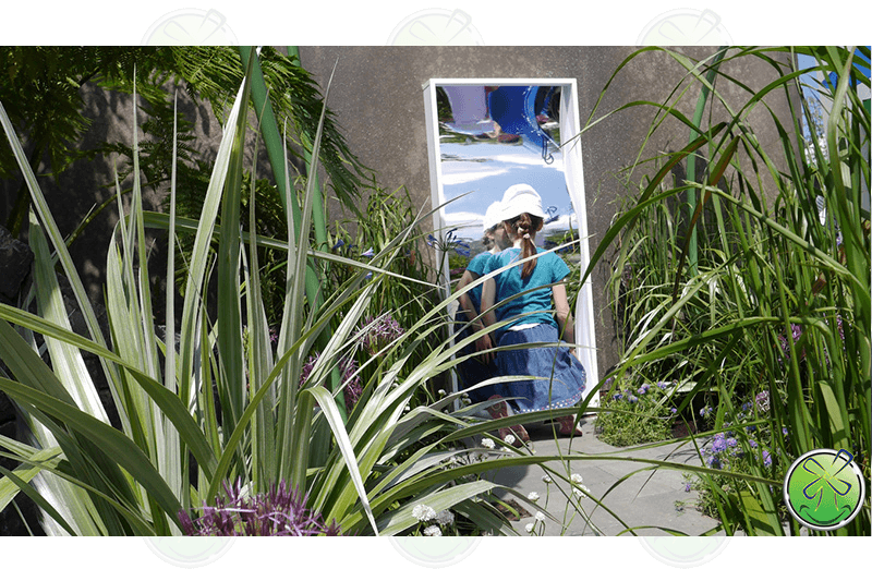 Een kind kijkt naar haar zonnige toekomst.....