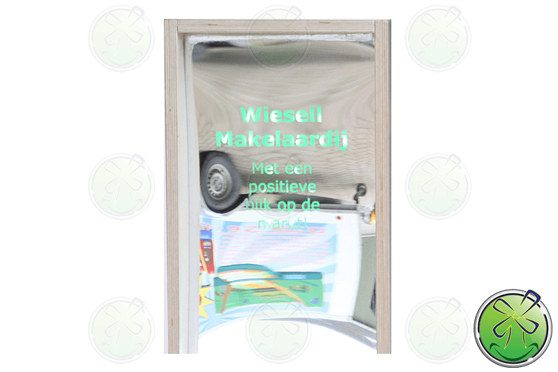 Detail van de verlichting. Foto genomen in de volle zon dus iets onduidelijk.