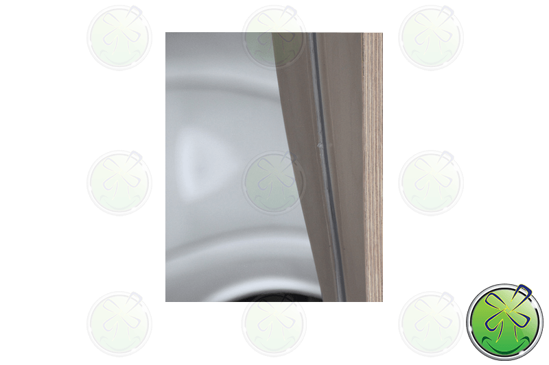 Detail van de sliliconenkit om de acrylaat spiegel te beschermen tegen hemelwater. Daar kunnen ze niet tegen....