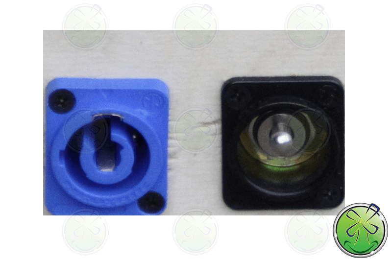 De verlichting werkt op een accu, via de powercom aansluiting kunnen ze 's-avonds, als de spiegel binnen staat de accu opladen.