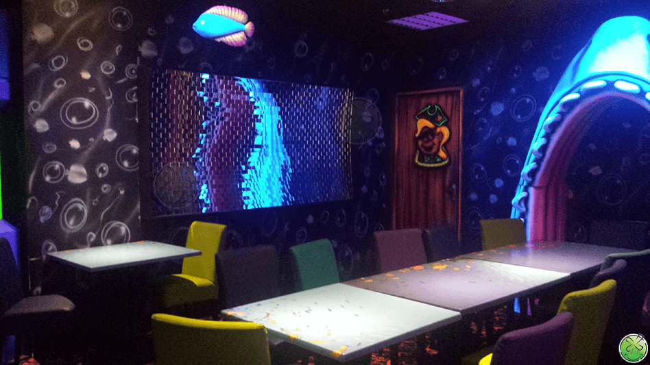 Een XXL lachspiegel toegepast als disco-puzzle uitvoering. Geeft echt een verwonderlijk effect, uw gasten kunnen er uren in kijken!