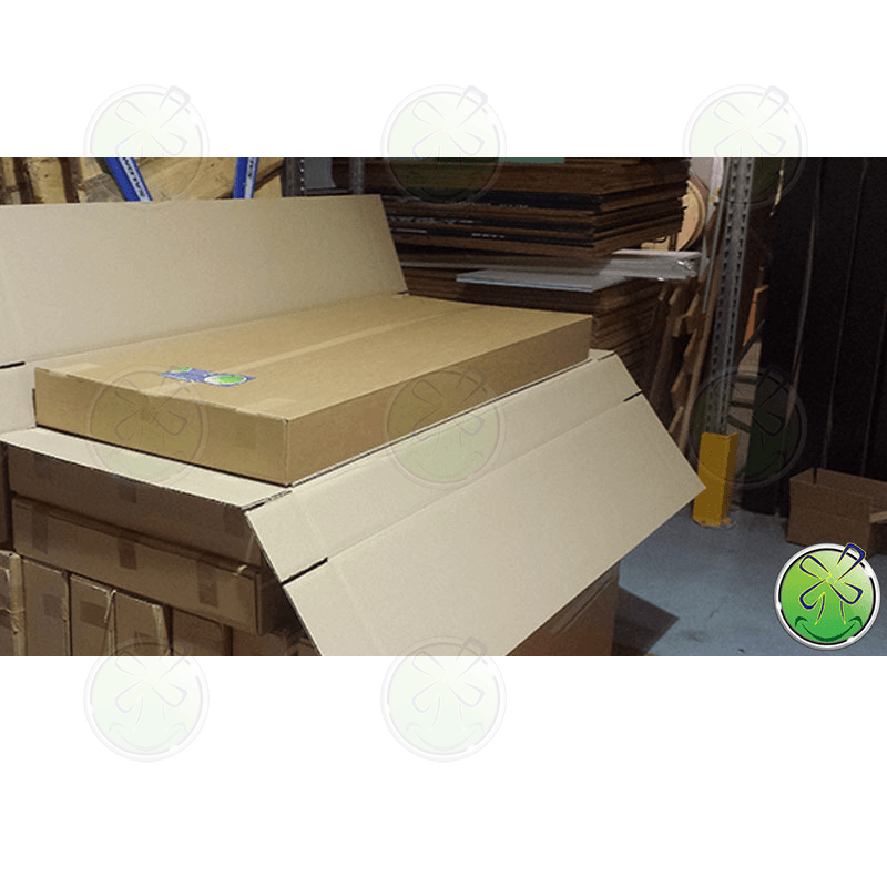 De lachspiegel wordt verpakt in een omdoos, een extra plaat aan de spiegelzijde en vervolgens een dubbellaags kartonnen verzenddoos.