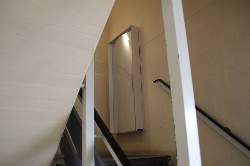 In het trappenhuis hebben wij op de eerste en tweede verdieping 3 lachspiegels opgehangen. In het trappenhuis hebben wij op de eerste en tweede verdieping 3 lachspiegels opgehangen.