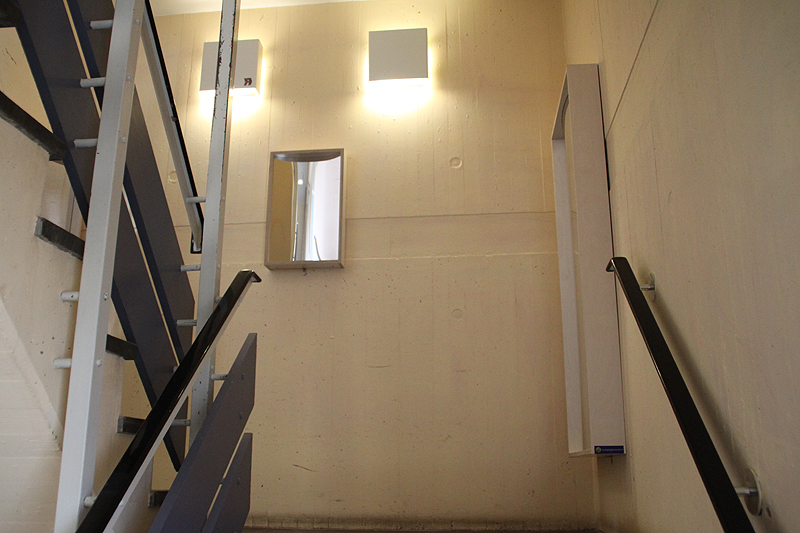 Op de eerste verdieping hangt een Amsterdam, een Amsterdam Kinder en een Amsterdam Klein in de kleur White wash. Op de eerste verdieping hangt een Amsterdam, een Amsterdam Kinder en een Amsterdam Klein in de kleur White wash.