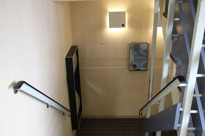 Op de tweede verdieping hangen op dezelfde wijze ook 3 spiegels, nu echter in de kleur bruin/zwart Op de tweede verdieping hangen op dezelfde wijze ook 3 spiegels, nu echter in de kleur bruin/zwart