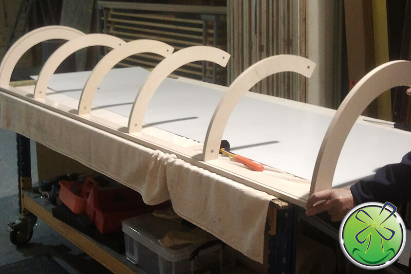 De spiegel moest een bepaalde breedte hebben, we hebben met ribben gewerkt voor ondersteuning van het zachte spiegelmateriaal.