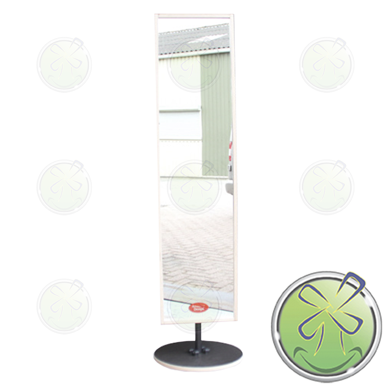 De vlakke kant welke gebruikt wordt voor de gewone pas-sessies. Om reeële weerspiegelingen te krijgen hebben we een echte spiegel gemonteerd. (wel zwaarder...)