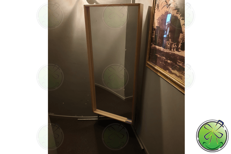 Lachspiegel door de draaibare steunen strak in een hoek geplaatst.