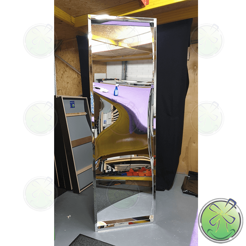 Vooraanzicht. Lachspiegel met spiegelwanden.