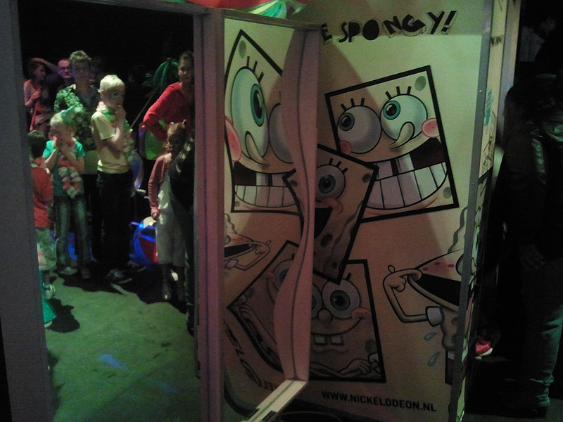 Lachspiegels bij Spongebobs verjaardag. Lachspiegels bij Spongebobs verjaardag.