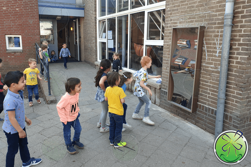 Zijn mede scholieren maken er gelijk gretig gebruik van!