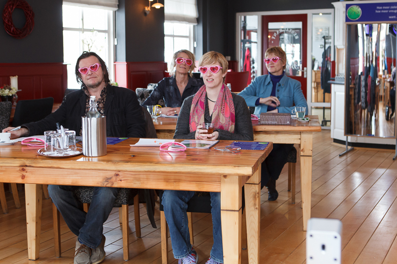 Bekijk het eens door een roze bril! Bekijk het eens door een roze bril!