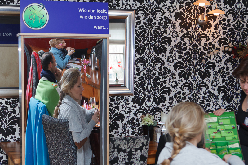 Bordjes op de lachspiegels helpen de deelnemers Bordjes op de lachspiegels helpen de deelnemers