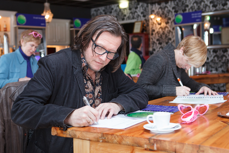 Ontspannen luisteren en opnemen van kennis. Ontspannen luisteren en opnemen van kennis.