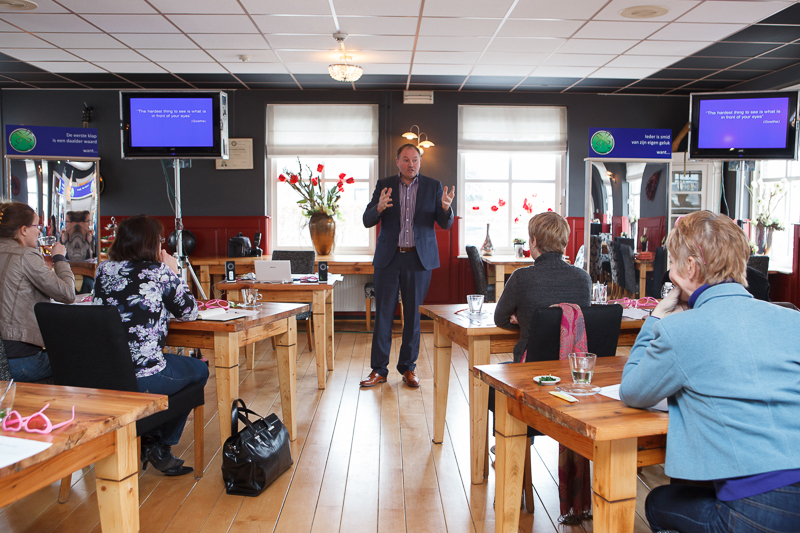 Tijdens de training vullen de deelnemers de handout in. Hierdoor kan de deelnemers de opgedane kennis en de antwoorden bij de oefeningen weer herlezen worden Tijdens de training vullen de deelnemers de handout in. Hierdoor kan de deelnemers de opgedane kennis en de antwoorden bij de oefeningen weer herlezen worden